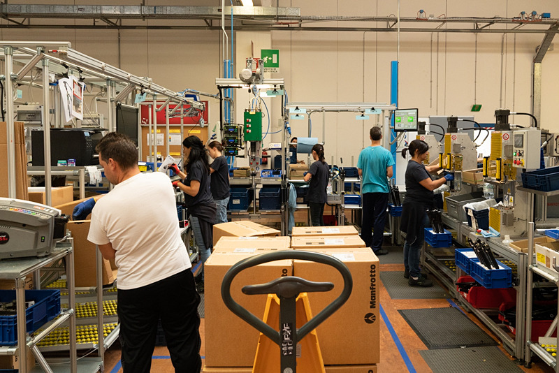 マンフロットbefree三脚の組み立てエリア。作業者の移動やパーツの受け渡しも無駄なく構成されている。