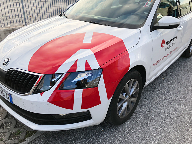 マンフロットの社用車。ナナメに描かれたロゴマークが可愛い。