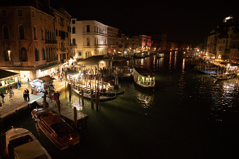 レストランなどが並び、夜遅くまで活気のあるカナル・グランデ。