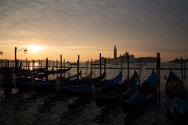 サン・マルコ広場の日の出。ゴンドラが静かに並ぶ。