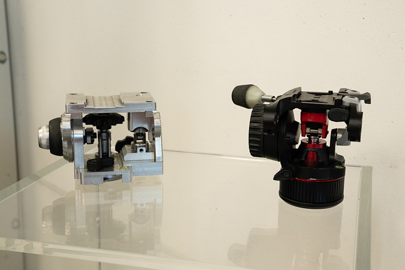 ナイトロテックN8フルードビデオ雲台（右）の機構試作（左）。基本的な動作を確認するための試作品。
