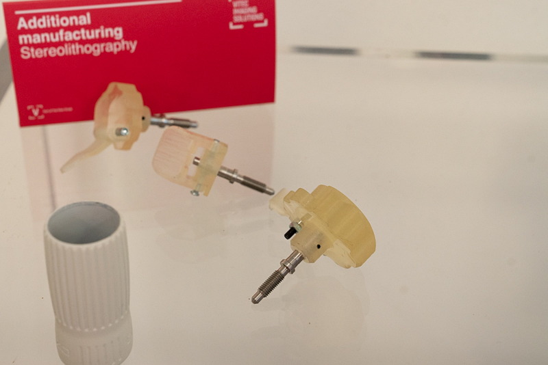 パーツを透明にし、どのような形状にすれば使いやすいかを確かめるための模型。