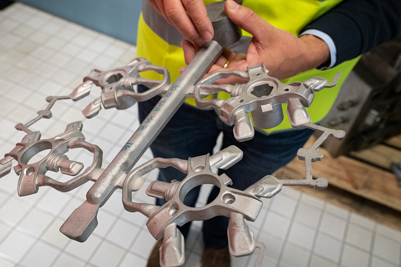 複数が繋がっているものを分割・バリ取りして整え、塗装する。