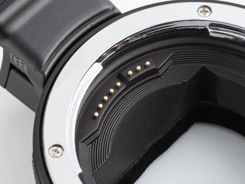 電子接点を有するスマートアダプターは、AF動作に加えてボディ側での絞り制御が可能だ。