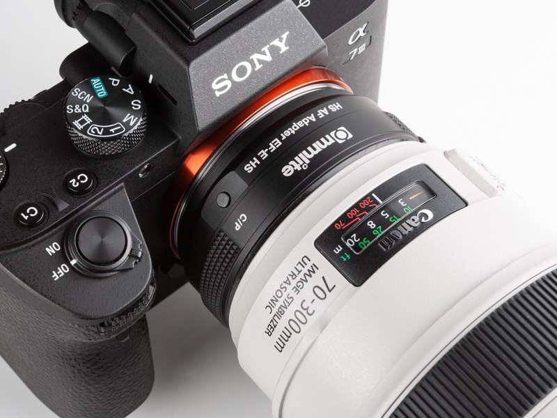 キヤノンEFマウントレンズのAF動作と絞りコントロールが可能だ。