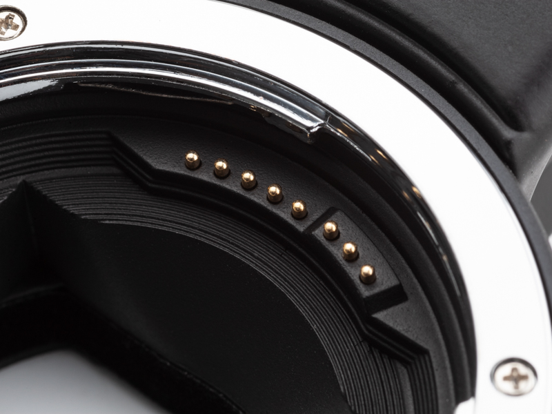 電子接点を搭載しており、レンズとボディが電子的に情報をやり取りする。