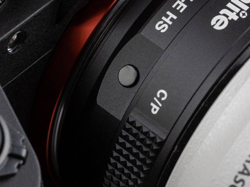 側面のC/PボタンでハイスピードコントラストAFと像面位相差AFを切り替えられる。