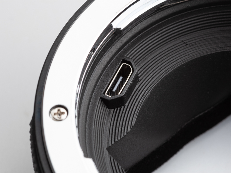 アダプター内部のUSB端子はファームウェアのアップデート時にmicro USBケーブルをつなぐ。