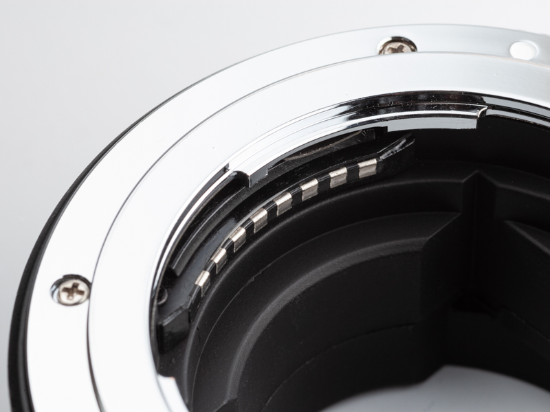 電子接点を搭載し、ニコンのAFレンズがソニーEマウントボディでAF動作する。