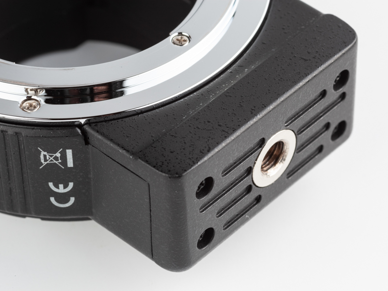 マウントアダプター一体型の三脚座を装備している。