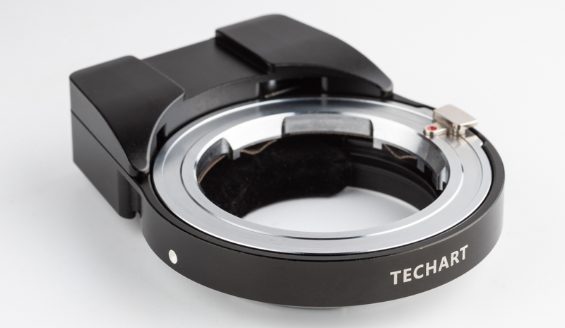 レンズ側がライカMマウント、ボディ側がソニーEマウントだ。