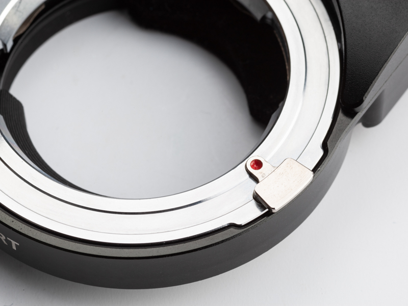 一見すると普通のライカMマウントだが、このマウント面が前後に動作する。