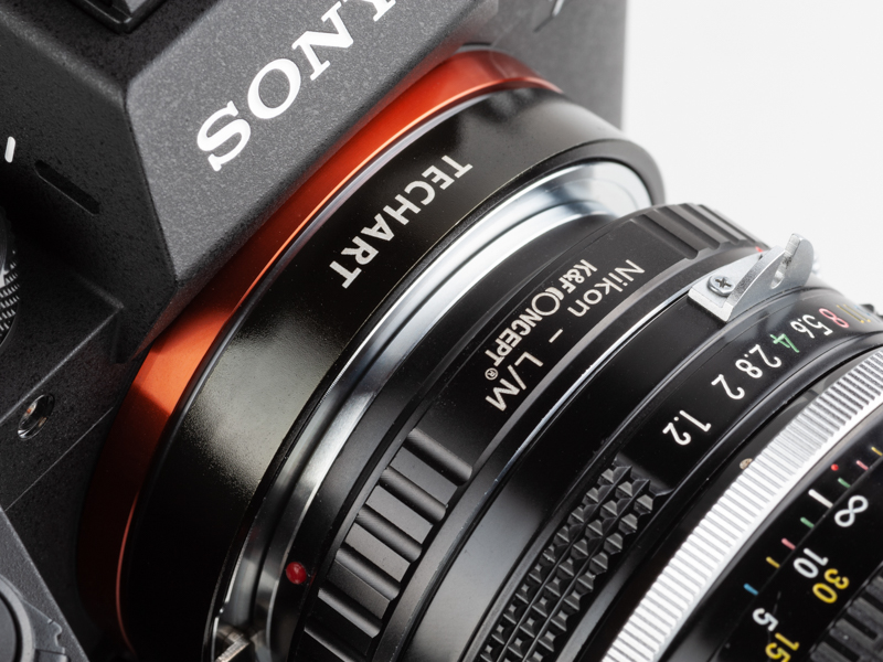 マウントアダプターを二段重ねにすれば、ライカMマウント以外のオールドレンズもAFで使える。ここではニコンF→ライカMマウントアダプターを重ねている。