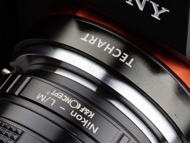 シャッターを半押しすると、このようにマウント面が前後して被写体にAFでピントを合わせる。