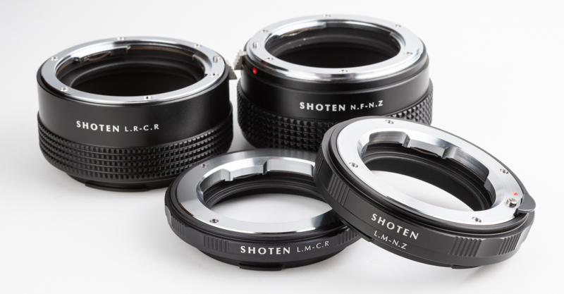 左側がSHOTENのキヤノンEFマウントアダプター、右側が同じくSHOTENのニコンZマウントアダプターだ。ライカMマウントを筆頭に、多様なマウントに対応する製品をリリースしている。