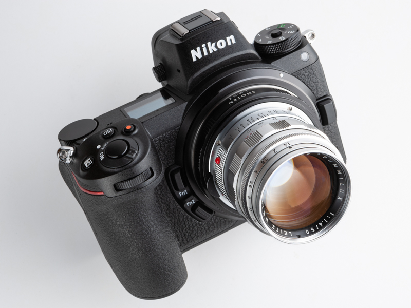 ニコンZ 6にライカMマウントのズミルックス50mm F1.4を装着。定番ライカレンズをフルサイズ機で心おきなく使える。