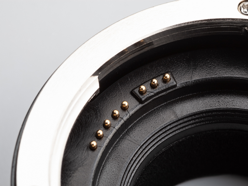 電子接点を搭載し、AF動作・絞り制御・EXIFへのレンズ情報書き込みが可能だ。