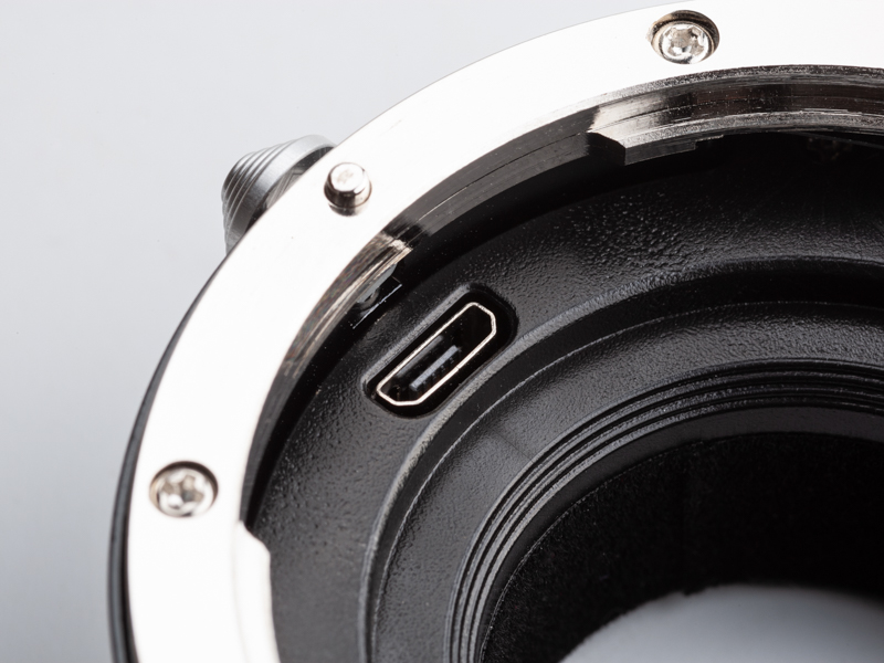 アダプター内部にファームウェアのアップデートのためのmicro USB端子を搭載する。