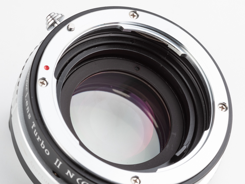 3群4枚のレデューサーレンズを搭載し、レンズの焦点距離が0.726倍になる。