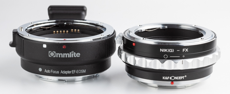 右がK&F ConceptのKF-NGX2、左がコムライトCM-EF-EOSMだ。