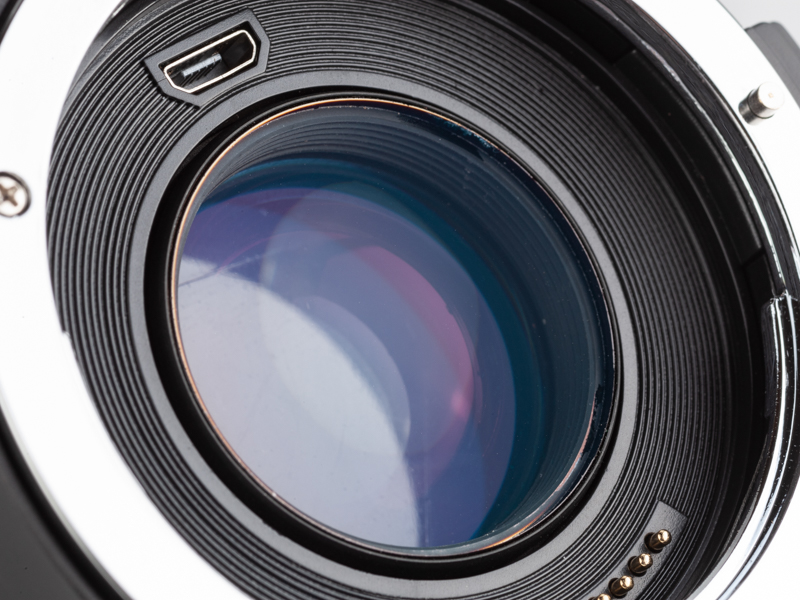 焦点距離倍率0.71倍のレデューサーレンズを搭載する。4群5枚構成だ。