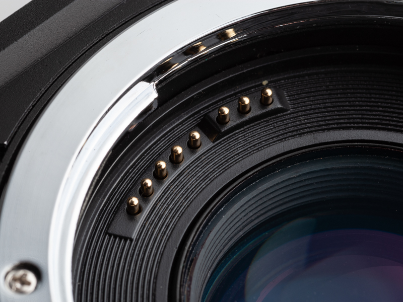 電子接点を搭載し、AF動作とボディ側での絞りコントロールを実現する。EXIFへレンズ情報の記録も可能だ。