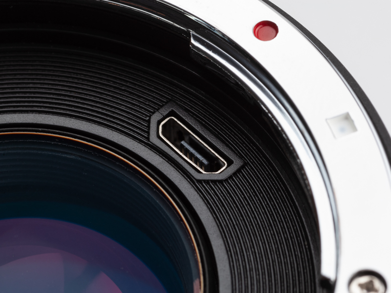 内部にはファームウェアをアップデートで使用できるmicro USB端子を搭載している。