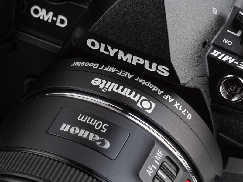 キヤノンEFマウントレンズをマイクロフォーサーズ機に装着する。なお、キヤノンEF-Sマウントレンズは未対応だ。
