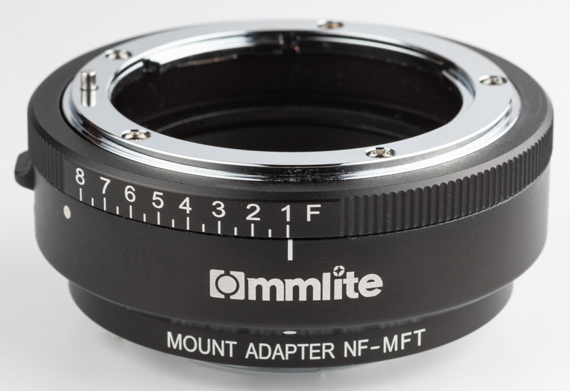 Commlite CM-NF-MFTは、ニコンFマウントレンズをマイクロフォーサーズ機に装着できる。