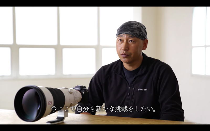 写真家の野口純一さん。（公開された動画「α Universe 野生動物写真家 with α」より）。