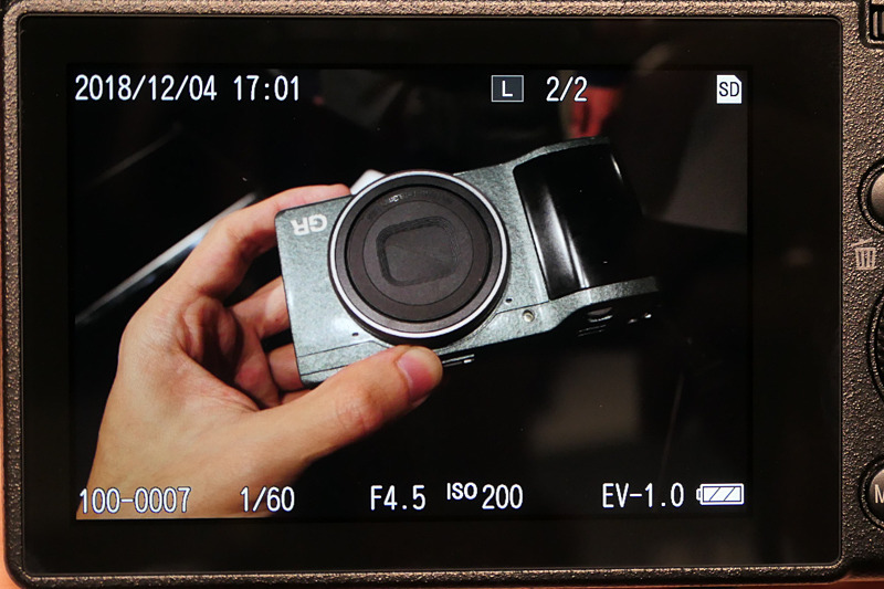 再生画面。左右フリックでの画像送り、ピンチ操作での拡大縮小、ダブルタップでの中央拡大が可能。