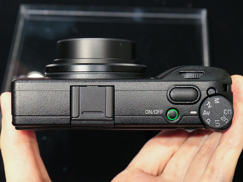 上面。GR IIIは内蔵ストロボがなくなった。