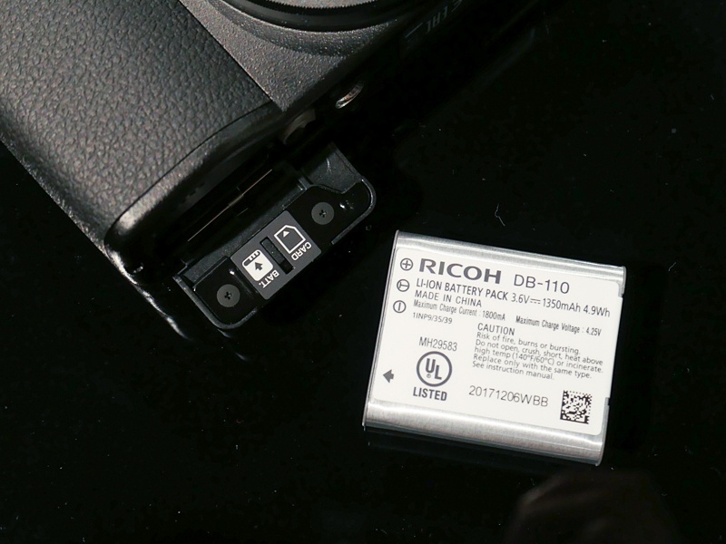 バッテリーは新規の「DB-110」。従来のDB-60/65とは形状も異なる。