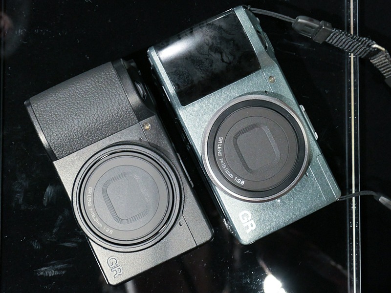 GR III（左）と、従来のAPS-Cセンサー搭載GR（写真は2世代前のモデル）のサイズ比較。