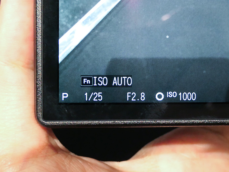 ISO感度選択時はホイールで数値を選ぶほか、FnボタンでISOオートのオンオフができる。