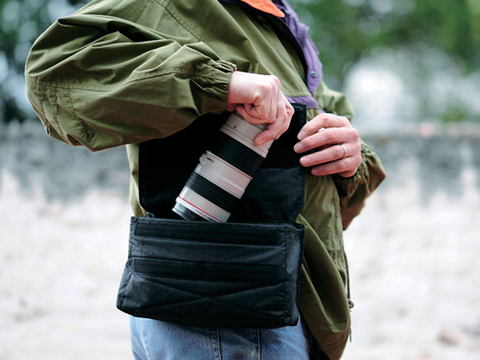 銀一、防弾チョッキの上からも着られるカメラバッグ「newswear」の新