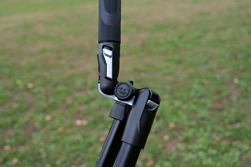 いわゆる三脚状態に脚を展開したところ。