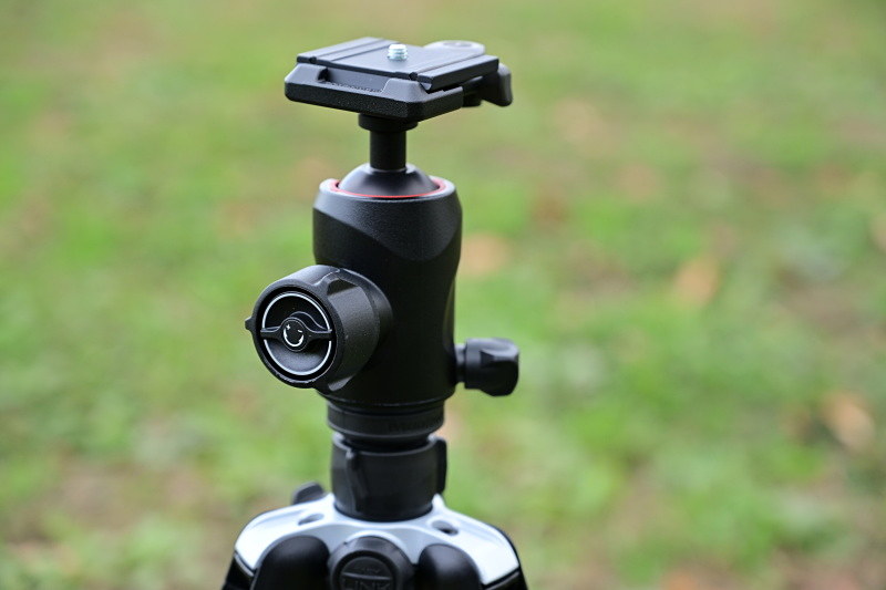 標準装備のMH496-BHセンターボール雲台。