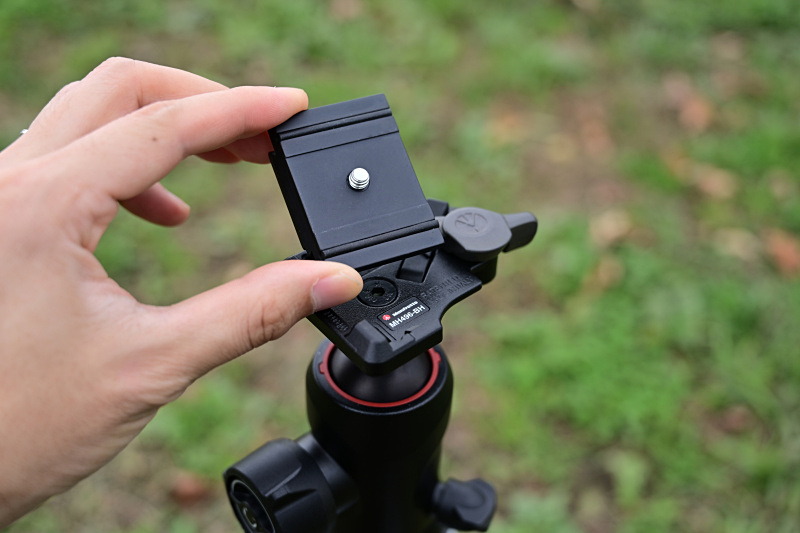 クイックシューの200PL-PROプレートは、カメラ取付面にライン状の滑り止めラバーが埋め込まれた優れものだ。