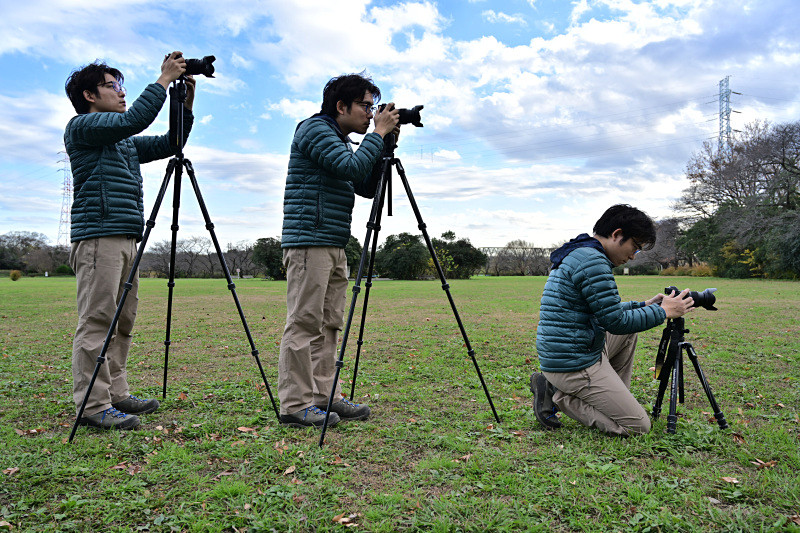 右から開脚なし最低高、センターポールなし全伸高140cm、センターポールあり全伸高164cm（合成写真）。