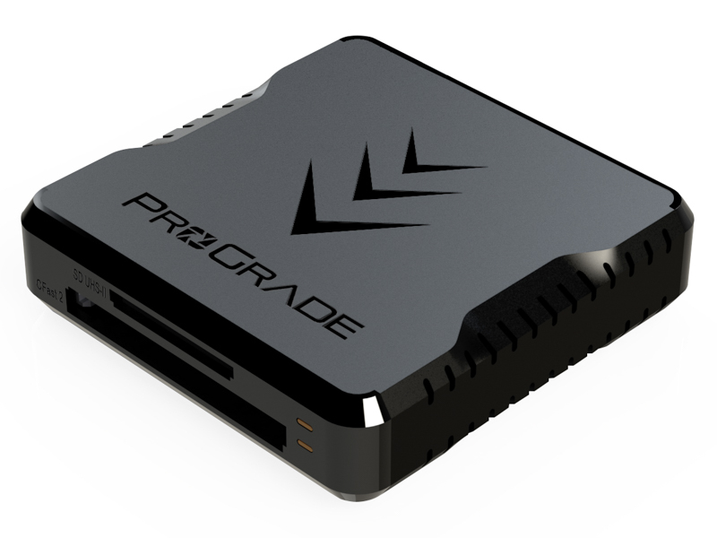 カードリーダーは4種類ですべてデュアルスロット仕様（写真はCFast2.0とSD）。転送速度はUSB3.1 Gen.2（10Gb/s）に対応。本体端子はType-Cで、Type-C-Cと、Type-C-Aの2本のケーブルが付属している。