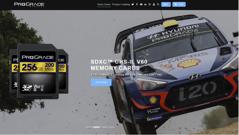 プログレード米国サイト、車のウインドウに同社のロゴが貼られている。スポンサーなのだそうだ。<a href="https://progradedigital.com/">https://progradedigital.com/</a>
