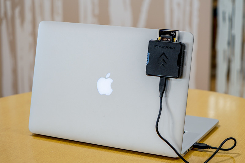 付属のマグネットを使えば、ノートPCに付けたり外したりできる。