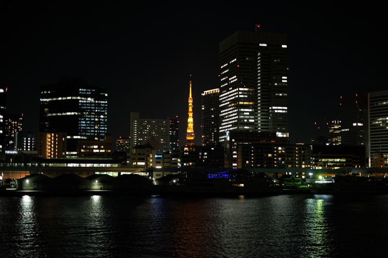 澄んだ空気の中、出航したばかりの船からは東京タワーが綺麗に見えた。<br><span class="fnt-85">X-H1 / XF35mmF1.4 R / 35mm（53mm相当） / 絞り優先AE（1/50秒・F1.4・-0.7EV） / ISO 1600</span>