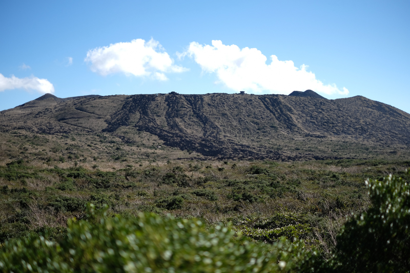 三原山全体像。島の中央に位置し、島の代表的な観光地でもある。<br><span class="fnt-85">X-Pro2 / XF35mmF1.4 R / 35mm（53mm相当） / 絞り優先AE（1/4,700秒・F1.4・±0EV） / ISO 100</span>