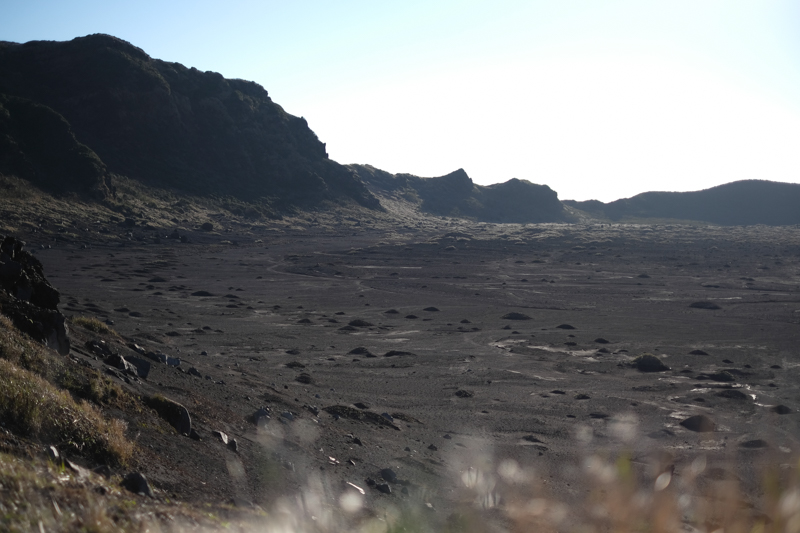 荒涼とした「裏砂漠」の景色。その景観から撮影でもよく使われている。<br><span class="fnt-85">X-Pro2 / XF35mmF1.4 R / 35mm（53mm相当） / 絞り優先AE（1/5,800秒・F1.4・±0EV） / ISO 100</span>