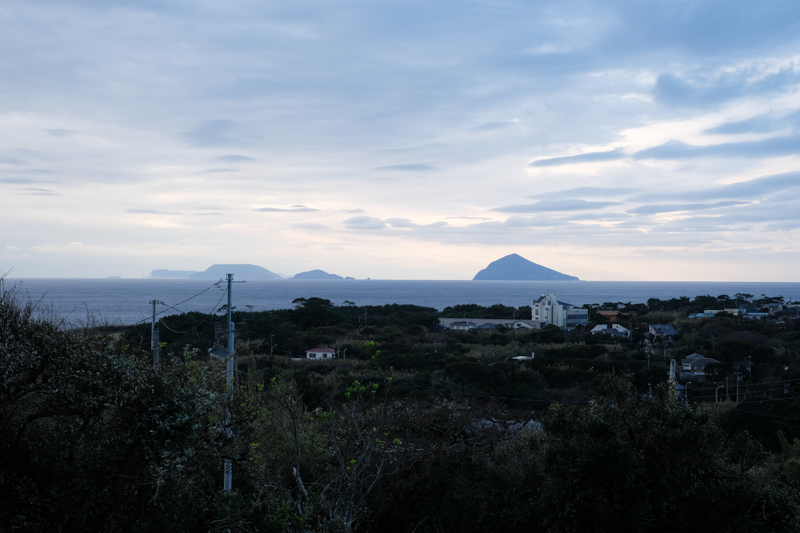 伊豆大島から一番近いのは利島。その距離約20km。さらにその先に浮かぶ島々の姿まで見える。<br><span class="fnt-85">X-Pro2 / XF35mmF1.4 R / 35mm（53mm相当） / 絞り優先AE（1/105秒・F9.0・±0EV） / ISO 500</span>