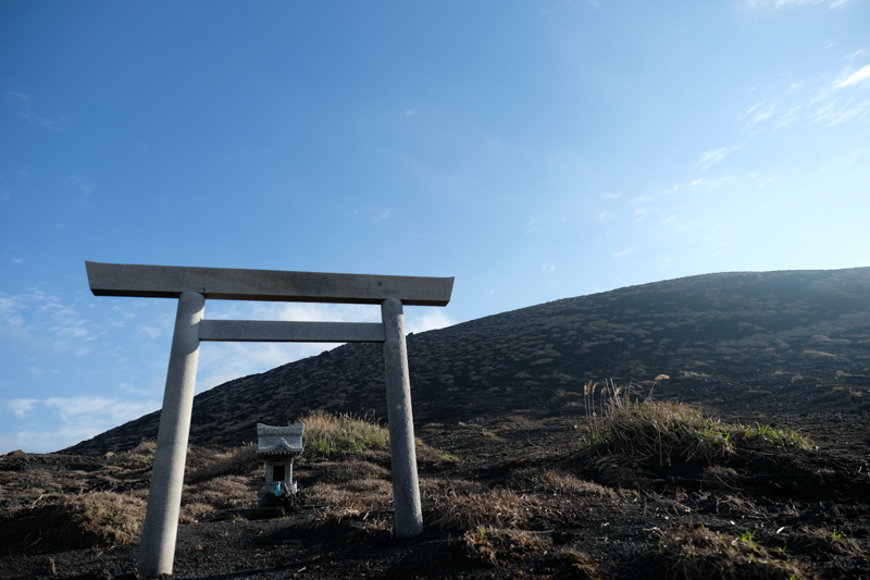 三原山は山自体が御神火様と呼ばれ、祀られている。<br><span class="fnt-85">X-H1 / XF16-55mmF2.8 R LM WR / 16mm（24mm相当） / 絞り優先AE（1/2,000秒・F2.8・±0EV） / ISO 200</span>