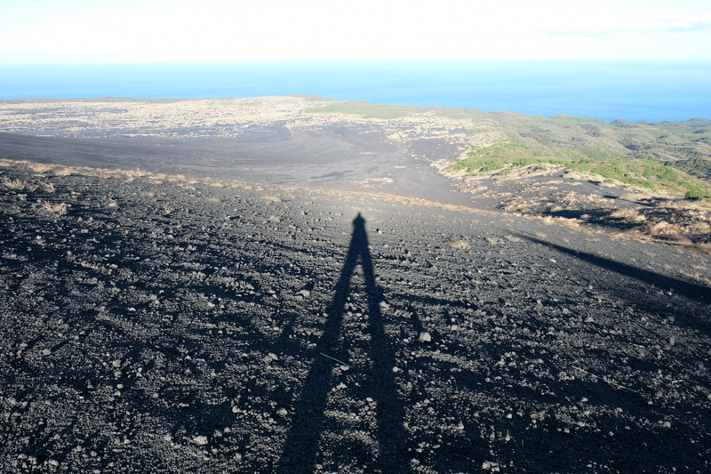 夕暮れ時の裏砂漠。私の影は長く伸びた。海の向こうまで人工物は何もない。<br><span class="fnt-85">X-H1 / XF16-55mmF2.8 R LM WR / 16mm（24mm相当） / 絞り優先AE（1/60秒・F9.0・±0EV） / ISO 200</span>