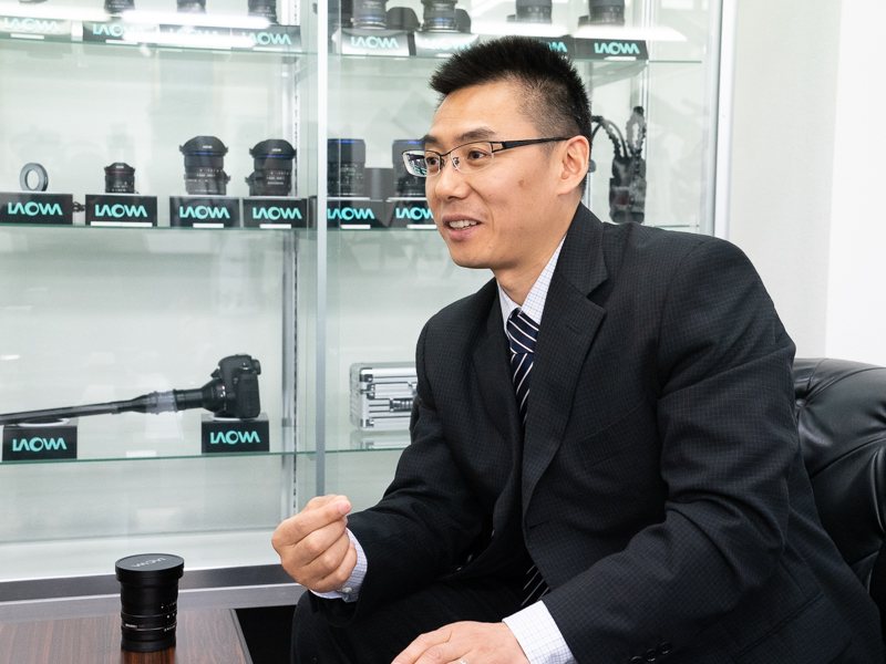 Venus Opticsの社長、"LAOWA"こと李大勇氏。